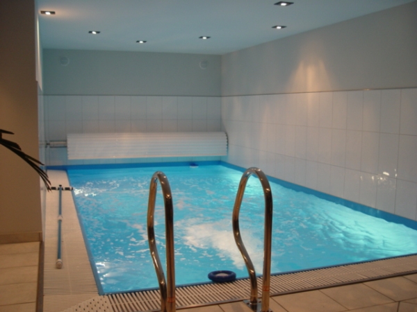 beleuchteter Indoor-Pool mit Gegenstromanlage - 1.JPG